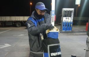 MENDOZA: ES VIRAL LA “PERRITA INFINIA” ERA CALLEJERA Y FUE ADOPTADA POR PLAYEROS DE UNA YPF QUE LE HICIERON UNIFORME PARA ABRIGARLA DEL FRÍO.