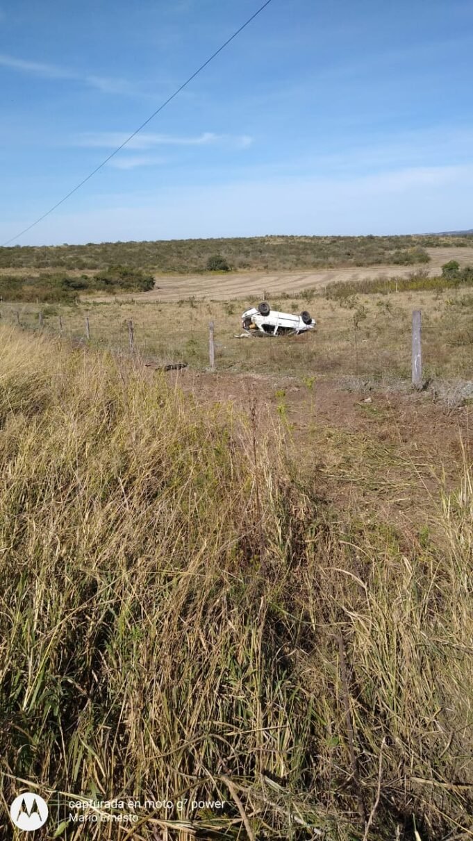 PARAJE JUAN GARCÍA: PASADO EL MEDIODÍA SE REGISTRÓ EL VUELCO DE UN FIAT PALIO