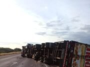 QUILINO: UN CAMIÓN DE GALLETITAS “TRÍO” VOLCÓ EN RUTA 60.