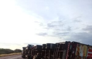 QUILINO: UN CAMIÓN DE GALLETITAS “TRÍO” VOLCÓ EN RUTA 60.