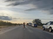 VOLCÓ OTRO CAMIÓN EN CERCANÍAS A QUILINO. TRABAJARON POLICÍA Y DEFENSA CIVIL.