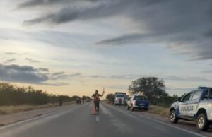 VOLCÓ OTRO CAMIÓN EN CERCANÍAS A QUILINO. TRABAJARON POLICÍA Y DEFENSA CIVIL.