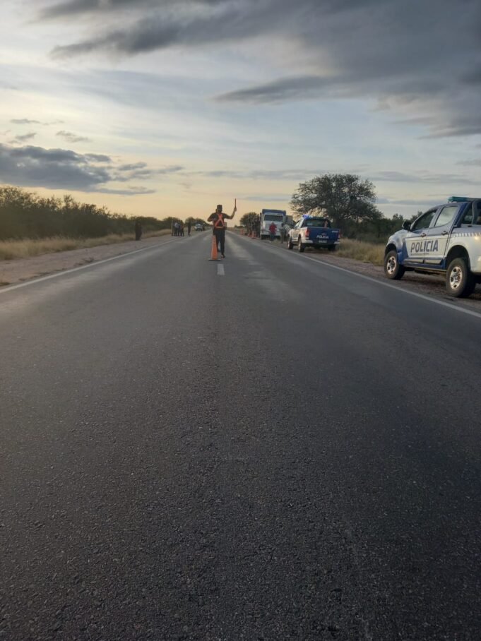 VOLCÓ OTRO CAMIÓN EN CERCANÍAS A QUILINO. TRABAJARON POLICÍA Y DEFENSA CIVIL.