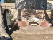 REZO DEL ROSARIO: FIELES AUTOCONVOCADOS SE REÚNEN AFUERA DEL HOSPITAL A REZAR POR PERSONAL DE SALUD Y ENFERMOS COVID.