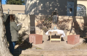 REZO DEL ROSARIO: FIELES AUTOCONVOCADOS SE REÚNEN AFUERA DEL HOSPITAL A REZAR POR PERSONAL DE SALUD Y ENFERMOS COVID.