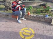 COMO EN JARDINCITO: EN DEÁN FUNES DEBIERON SEÑALIZAR LA ZONA DE TESTEOS PARA RESPETAR LA DISTANCIA.