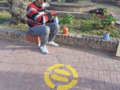 COMO EN JARDINCITO: EN DEÁN FUNES DEBIERON SEÑALIZAR LA ZONA DE TESTEOS PARA RESPETAR LA DISTANCIA.