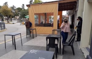 RESTRICCIÓN ABSOLUTA: BARES Y RESTAURANTES PUEDEN TRABAJAR HASTA LAS 19:00Hs. PERO… ¡CON MESAS AFUERA!