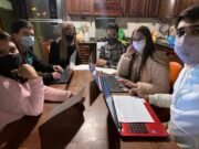 LOS CHICOS DE JÓVENES X ISCHILÍN INSCRIBEN A PERSONAS QUE NO TIENEN LA ACCESIBILIDAD AL CIDI PARA QUE PUEDAN RECIBIR LA VACUNA ANTI COVID.