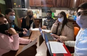 LOS CHICOS DE JÓVENES X ISCHILÍN INSCRIBEN A PERSONAS QUE NO TIENEN LA ACCESIBILIDAD AL CIDI PARA QUE PUEDAN RECIBIR LA VACUNA ANTI COVID.