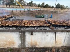 JUNTOS POR MARÍA BROCHERO: JÓVENES X ISCHILÍN RECAUDARON MÁS DE 61.000 PESOS CON LA VENTA DE POLLOS A LA PARRILLA.