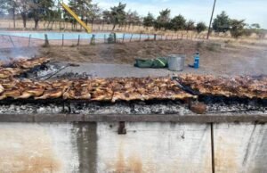 JUNTOS POR MARÍA BROCHERO: JÓVENES X ISCHILÍN RECAUDARON MÁS DE 61.000 PESOS CON LA VENTA DE POLLOS A LA PARRILLA.