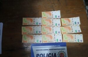DEÁN FUNES: PERSONAL POLICIAL ENCONTRÓ 10.000 PESOS EN UN CAJERO Y BUSCAN A QUIEN SE LOS OLVIDÓ.