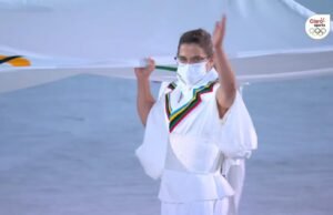 ENORME ORGULLO NACIONAL: LA PEQUE PARETO PORTÓ LA BANDERA OLÍMPICA REPRESENTANDO AL CONTINENTE AMERICANO Y COMO TRABAJADORA DE SALUD EN PANDEMIA.
