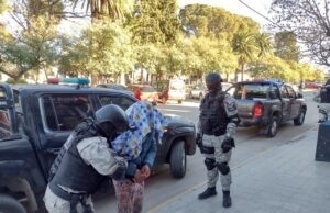 CRUZ DEL EJE: TRES KIOSCOS DE DROGAS CERRADOS Y MÁS DE 700 DOSIS DE COCAÍNA Y MARIHUANA SECUESTRADAS. TRES DETENIDAS