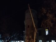 DEÁN FUNES: UN FORD KA CHOCÓ CONTRA UN POSTE DE TELECOM EN CALLE TUCUMÁN JUSTO A LA ALTURA DEL HOSPITAL DONDE FUE ASISTIDO.