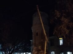 DEÁN FUNES: UN FORD KA CHOCÓ CONTRA UN POSTE DE TELECOM EN CALLE TUCUMÁN JUSTO A LA ALTURA DEL HOSPITAL DONDE FUE ASISTIDO.