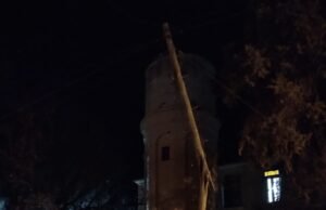 DEÁN FUNES: UN FORD KA CHOCÓ CONTRA UN POSTE DE TELECOM EN CALLE TUCUMÁN JUSTO A LA ALTURA DEL HOSPITAL DONDE FUE ASISTIDO.