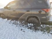 OTRA VEZ: PERSONAL POLICIAL DEBIÓ ASISTIR A TURISTAS EMPANTANADOS EN LAS SALINAS.