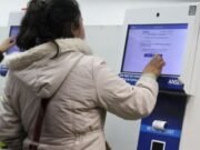 Habilitan cobro de AUH en cajeros automáticos sin tarjeta de débito.