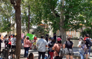 DEÁN FUNES: MANIFESTANTES DE LA FOB Y UTEP ZONAL NORTE ACUDIERON AL MUNICIPIO PARA SOLICITARLE AL INTENDENTE FIGUEROA QUE PROVEA DE ALIMENTOS A MERENDEROS.