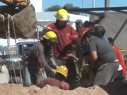 RESCATE EXITOSO: TRAS 4 HS. DE TRABAJO BOMBEROS RESCATARON AL HOMBRE QUE CAYÓ EN UN PROFUNDO POZO.