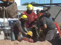 RESCATE EXITOSO: TRAS 4 HS. DE TRABAJO BOMBEROS RESCATARON AL HOMBRE QUE CAYÓ EN UN PROFUNDO POZO.