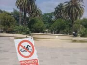 JESÚS MARÍA: PROHÍBEN BAÑARSE EN LA FUENTE DE PLAZA PÍO LEÓN.