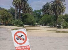 JESÚS MARÍA: PROHÍBEN BAÑARSE EN LA FUENTE DE PLAZA PÍO LEÓN.