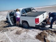 OTRA VEZ TURISTAS EN LAS SALINAS: HASTA MAYO CORREN RIESGO DE EMPANTANARSE MÁS VEHÍCULOS.