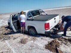 OTRA VEZ TURISTAS EN LAS SALINAS: HASTA MAYO CORREN RIESGO DE EMPANTANARSE MÁS VEHÍCULOS.