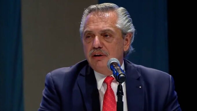 TRASLADARON AL PRESIDENTE FERNÁNDEZ AL SANATORIO OTAMENDI POR UN FUERTE DOLOR DE ESPALDA.