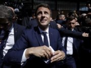 TOMATAZO FRANCÉS: ATACARON AL PRESIDENTE MACRON TIRANDOLE TOMATES.