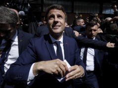 TOMATAZO FRANCÉS: ATACARON AL PRESIDENTE MACRON TIRANDOLE TOMATES.