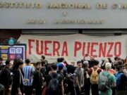 PROTESTA INCAA: MANIFESTANTES SE ENFRENTARON CON LA POLICÍA EN EL PEDIDO DE RENUCIA DE PUENZO.