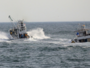 NAUFRAGÓ UN BARCO TURÍSTICO EN JAPÓN: MURIERON 10 PERSONAS Y HAY MÁS DE 15 DESAPARECIDOS.