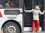 URBANO: ERSA RESPONDIÓ LUEGO DE QUE UNA SEÑORA VIAJARA COLGADA EN LA PUERTA DE UNA UNIDAD POR NO FRENAR.