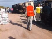 RUTA 60 KM 844: VOLCÓ UN CAMIÓN QUE TRANSPORTABA PAPAS. NO HUBO HERIDOS.