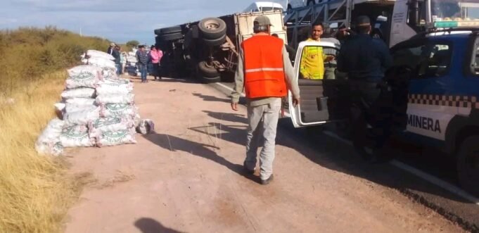 RUTA 60 KM 844: VOLCÓ UN CAMIÓN QUE TRANSPORTABA PAPAS. NO HUBO HERIDOS.