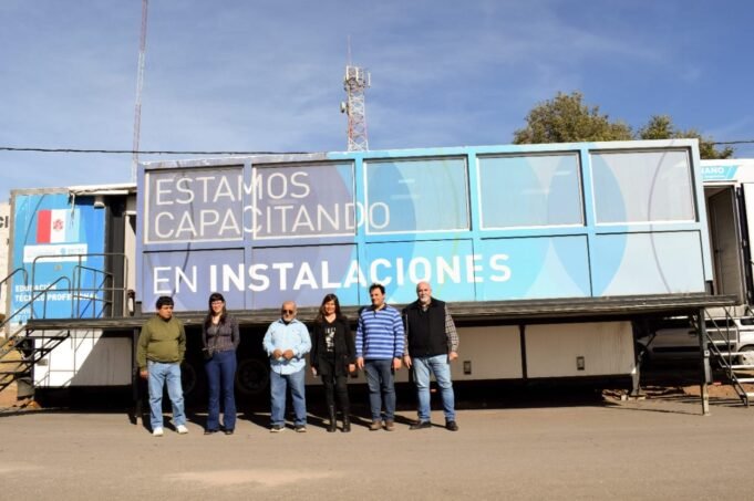 TULUMBA: COMENZARON LOS TALLERES DE CAPACITACIÓN EN LAS AULAS MÓVILES.