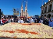 ¡ALTA MILANGA PAPÁ!: EN LUJÁN HICIERON LA MILANESA A LA NAPOLITANA MÁS GRANDE DEL MUNDO.