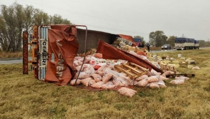 CERDOS SÍ VEGETALES NO: VOLCÓ UN CAMIÓN CON VERDURAS Y NADIE INTENTÓ LLEVARSE ALGO.