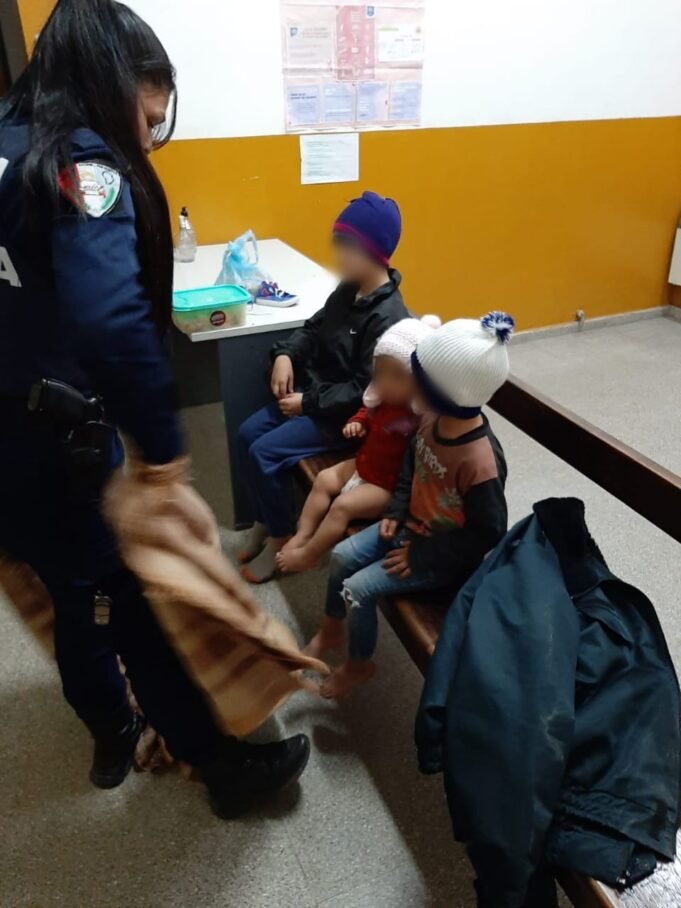 VILLA ESQUIÚ: HALLARON A TRES MENORES DE EDAD DEAMBULANDO EN LA MADRUGADA CASI DESNUDOS.