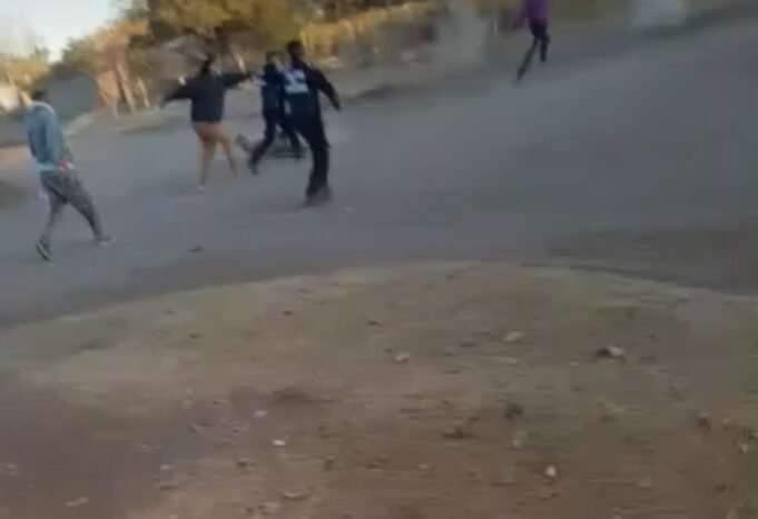 RIÑA CON DISPAROS Y ATAQUE A PERSONAL POLICIAL EN B° LA PILETA: LA FISCAL ORDENÓ IMPUTACIÓN Y DETENCIÓN A LOS AGRESORES.