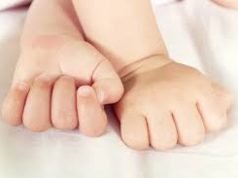 CÓRDOBA: UNA VECINA ENCONTRÓ A UN BEBÉ DE UN AÑITO SOLO Y CON FIEBRE.