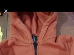 INSÓLITO EN DEÁN FUNES: SE OLVIDÓ UNA CAMPERA NUEVITA EN UN LOCAL Y SE LA VENDIERON SIN QUERER.