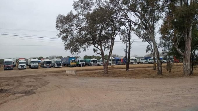 RECLAMO EN RUTA 9: SE REGISTRARON AGRESIONES Y ENFRENTAMIENTOS ENTRE CAMIONEROS.