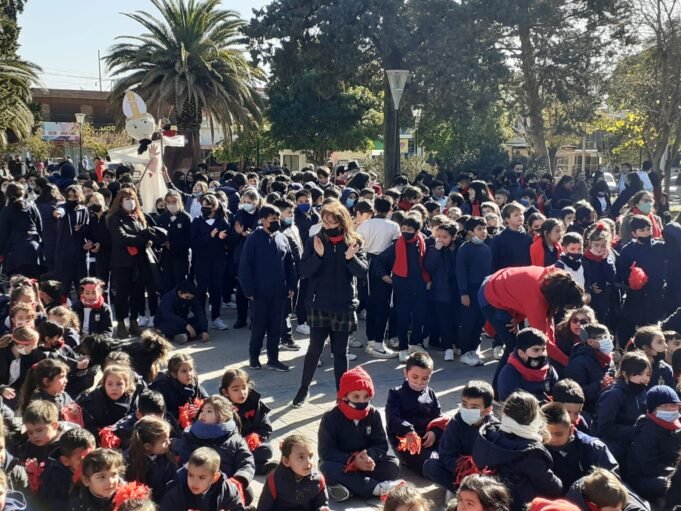 MES DEL SAGRADO CORAZÓN: ALUMNOS INVITARON A VECINOS.
