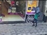 INSÓLITO: SE ROBÓ UN UN INODORO USADO Y LO PASEO POR PLENO CENTRO CORDOBÉS.