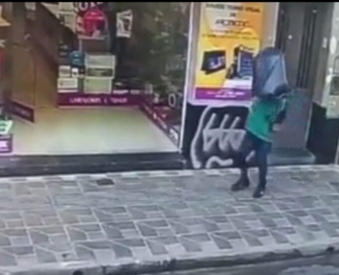 INSÓLITO: SE ROBÓ UN UN INODORO USADO Y LO PASEO POR PLENO CENTRO CORDOBÉS.